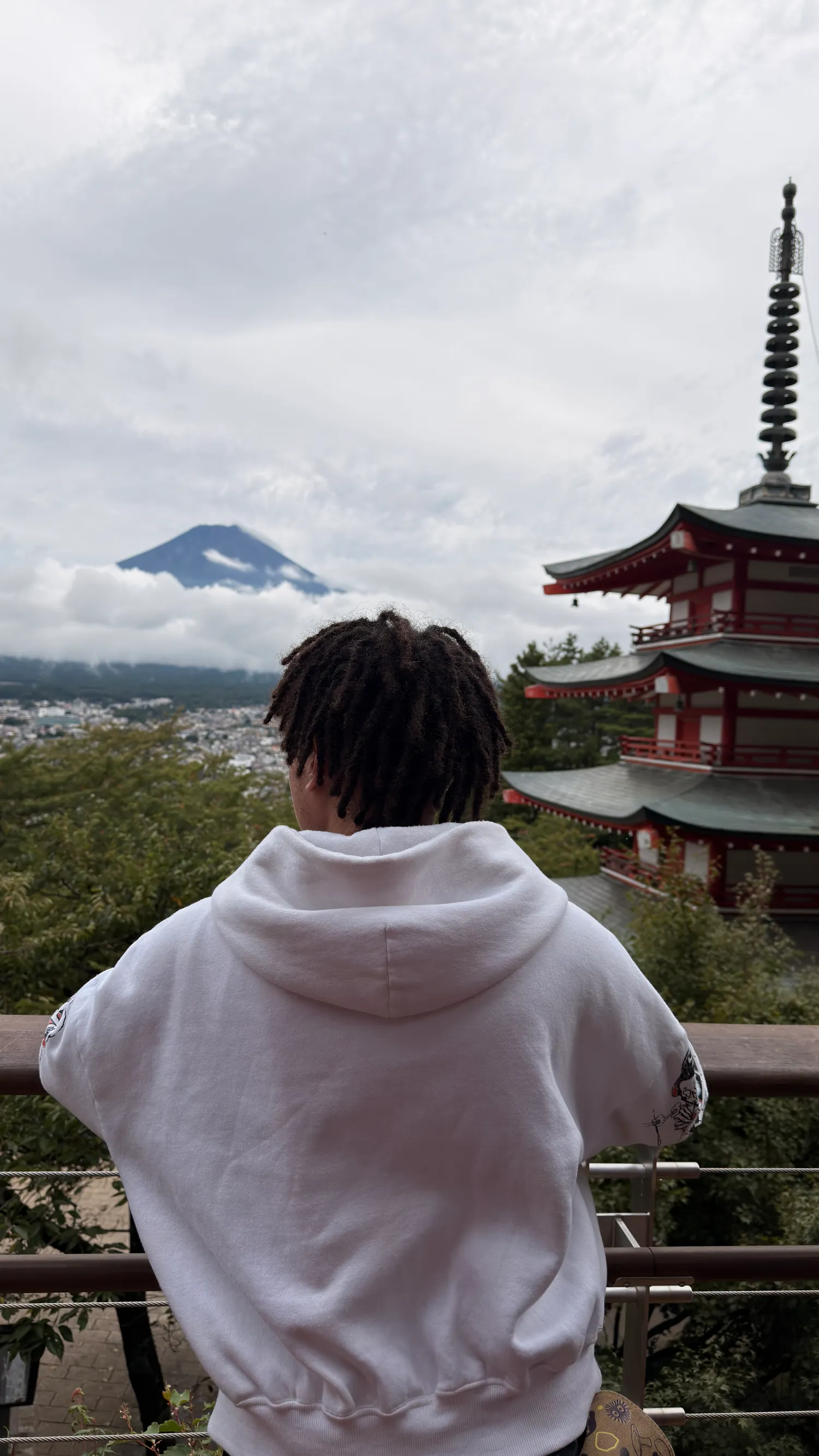 Jesiel Oliveira observando o Monte Fuji no Japão